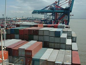 Контейнеры устанавливаются вдоль корпуса корабля