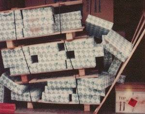 В грузовой единице (вверху) имеются пробелы с обеих сторон. Кроме того, груз был неправильно упакован.